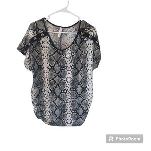Per Seption Concept green and black snake print blouse. Size XL.